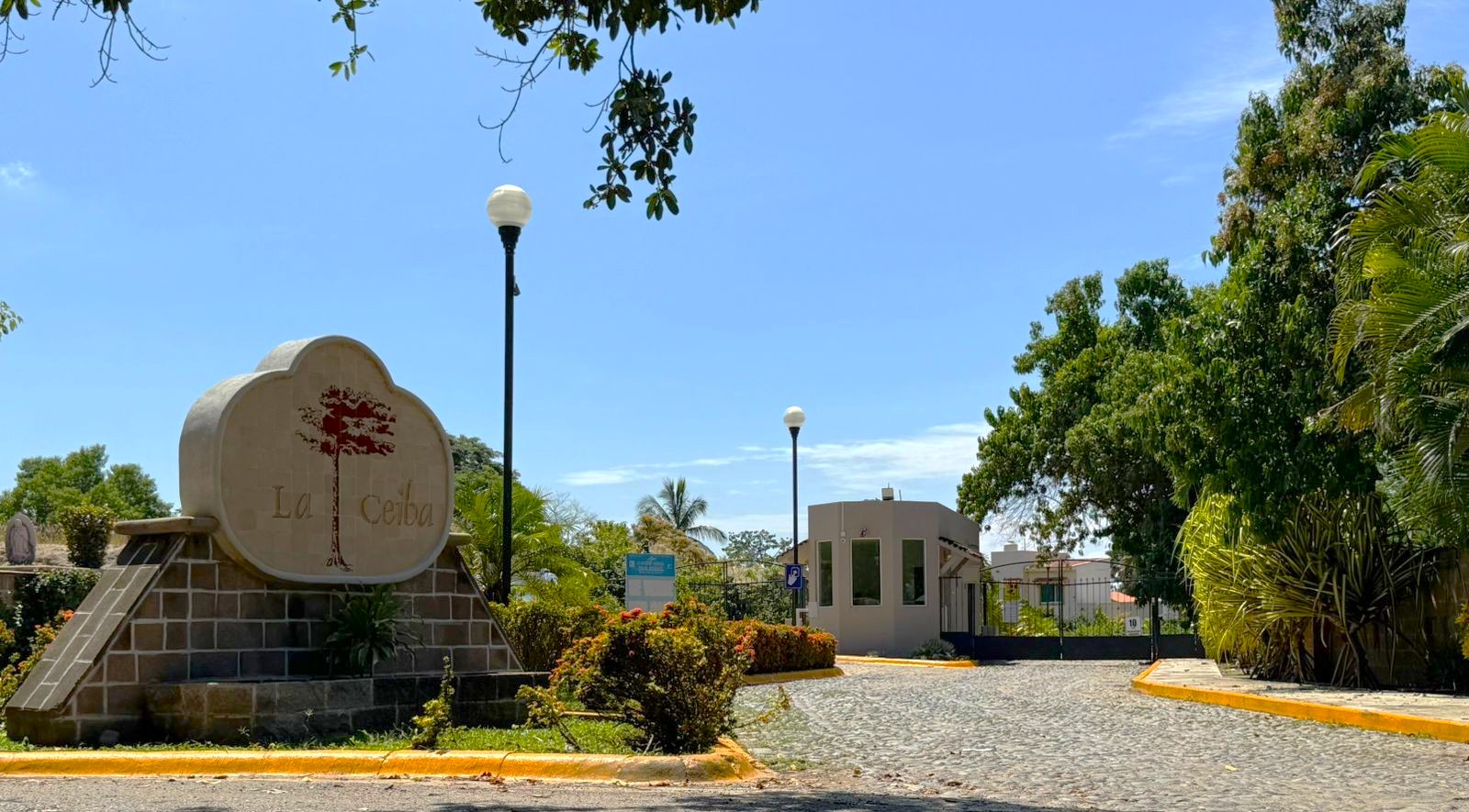 Image 1 for La Ceiba carousel